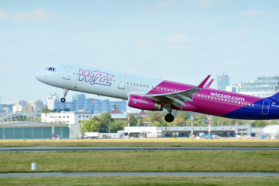 Wizz Air działa na rynku tanich linii lotniczych od 2004 roku. We flocie węgierskiego przewoźnika jest ponad 100 samolotów. Ich średni wiek to niespełna pięć lat. Najnowocześniejsze i najmłodsze wśród nich są Airbusy A321