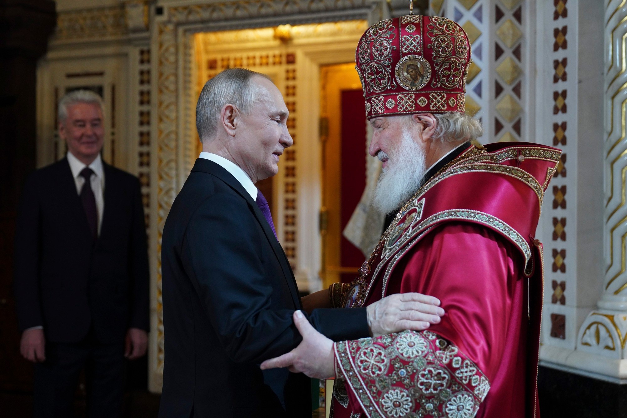 Ruský prezident Vladimir Putin počas pravoslávnej veľkonočnej bohoslužby v Chráme Krista Spasiteľa.