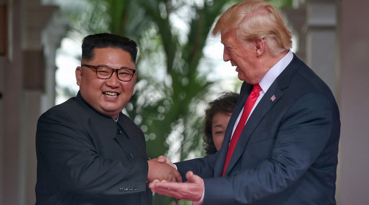 Donald Trump és az észak-koreai rezsim vezetője tavaly júniusban fogott először kezet Szingapúrban /Fotó: MTI/EPA/The Straits Time/Kevin Lim