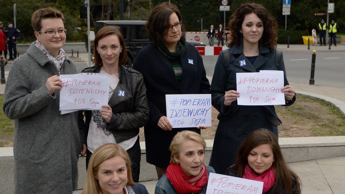 Przeciw zmianie obecnie obowiązujących przepisów zmierzającej do całkowitego zakazu aborcji protestowały dzisiaj w Warszawie posłanki Nowoczesnej. Apelowały do polityków pozostałych partii, by odrzucili w pierwszym czytaniu projekt zaostrzający prawo aborcyjne.