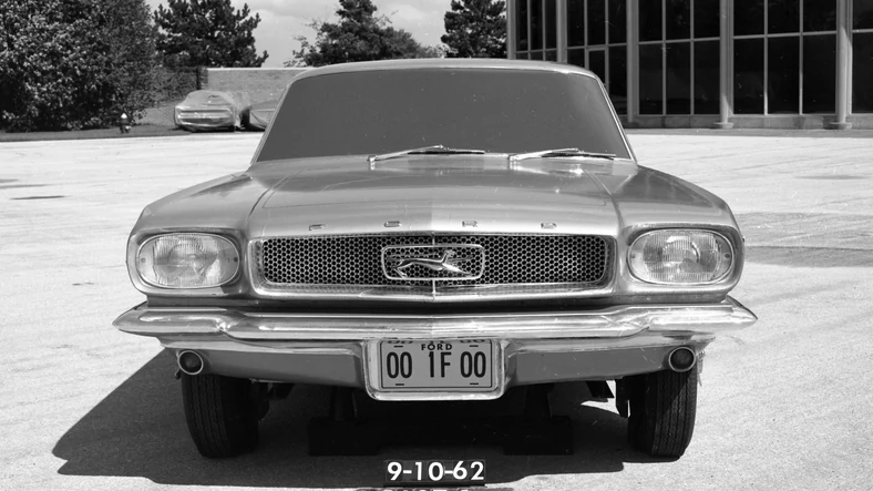 Ford Mustang I: niewdrożony projekt z owalno-prostokątnymi reflektorami