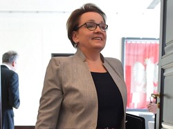 Bucik bardzo niedopasowany. Minister Zalewska zepsuła stylizację "kopytkami". FOTO