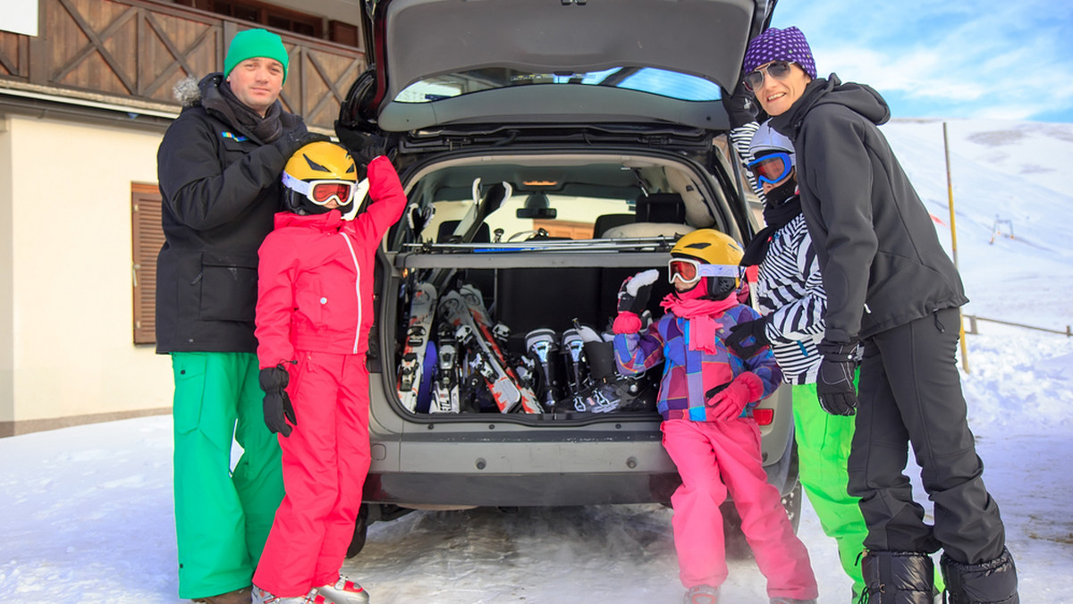 Ferie i weekendy w zimie sprawiają, że na drogach pojawia się mnóstwo samochodów przewożących narty czy deski snowboardowe. Nawet święta, sylwestra czy Nowy Rok wiele osób bardzo chętnie spędza na stokach narciarskich, aktywnie korzystając z wolnych dni. Planując wyjazd zwykle najpierw zastanawiamy się nad tym dokąd pojechać. Potem sprawdzamy sprzęt, stroje narciarskie, planujemy jak spędzimy ten czas, jakie mamy do dyspozycji trasy narciarskie, co można zwiedzić i dopiero na samym końcu zastanawiamy się nad tym, jak spakować auto. Wielu kierowców robi to dopiero wtedy, kiedy z walizkami stoi przed otwartym bagażnikiem samochodu. Niestety zwykle jest już za późno by sensownie i co najważniejsze bezpiecznie spakować auto.