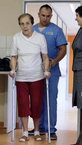 TYTANOWY IMPLANT STAWU BIODROWEGO DLA 78-LATKI