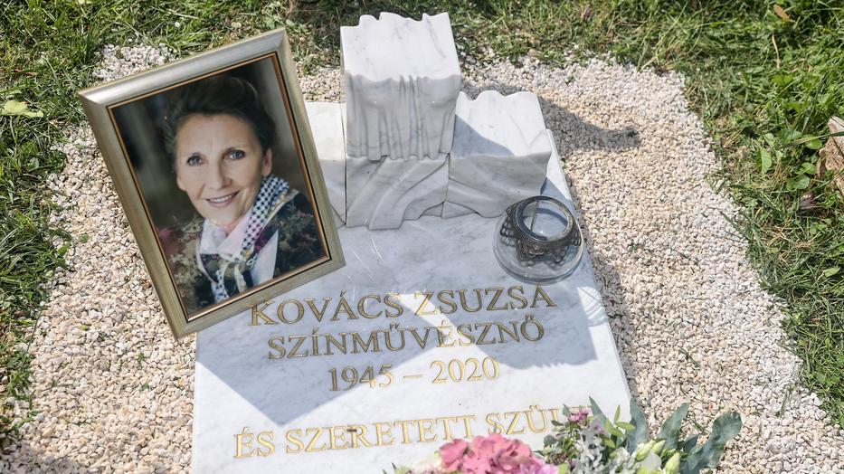 Kovács Zsuzsa sírnál Szörényi család / Fotó: Zsolnai Péter