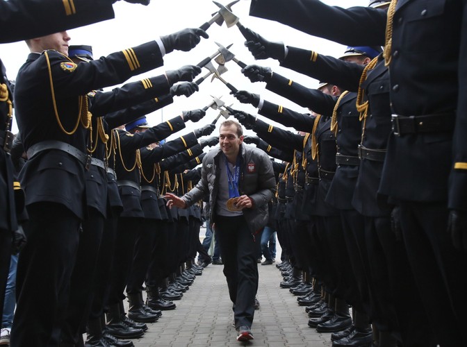 Złoty medalista olimpijski na 1500 m i brązowy w drużynie, panczenista Zbigniew Bródka (C) podczas powitania na terenie Jednostki Ratowniczo-Gaśniczej nr 17 Komendy Miejskiej Państwowej Straży Pożarnej m.st. Warszawy, po powrocie z zimowych igrzysk w Soczi. Zbigniew Bródka jest zawodowym strażakiem