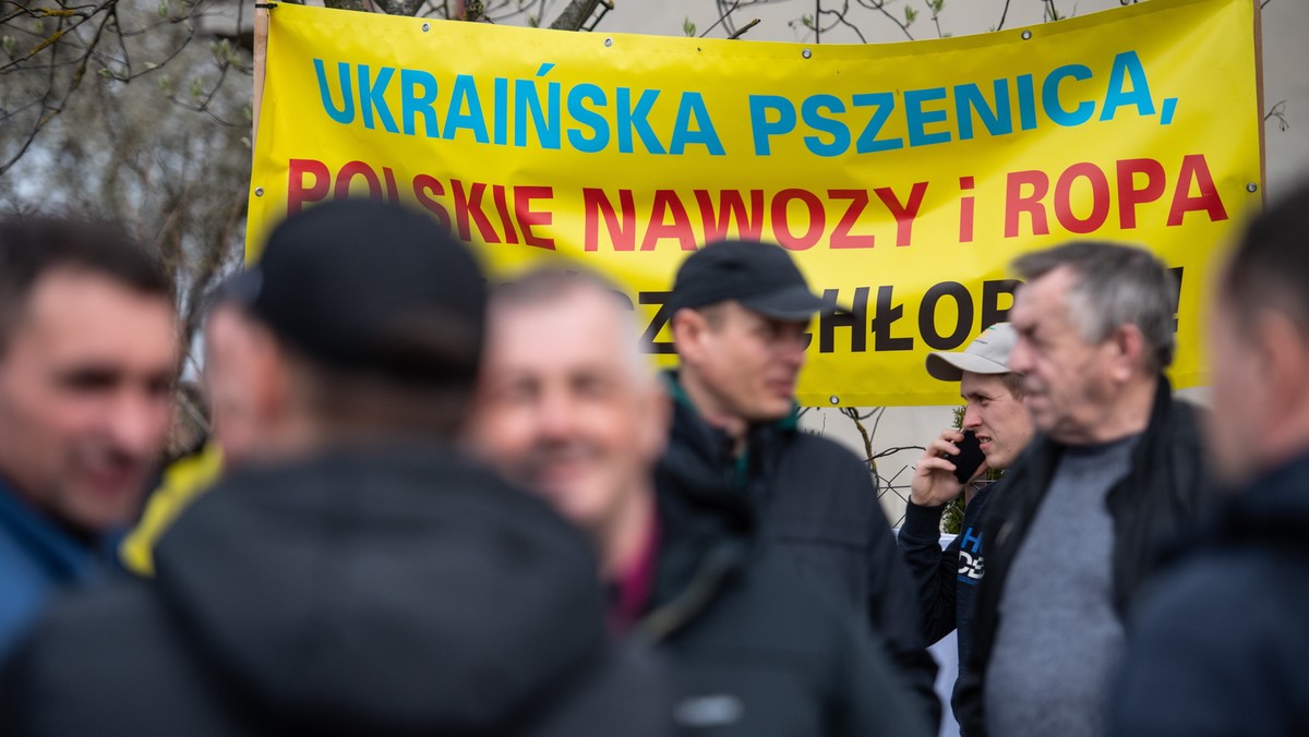 Mimo ostatnich zapowiedzi nowego ministra rolnictwa Roberta Telusa, że proceder sprzedaży w Polsce "technicznego" zboża z Ukrainy jako spożywczego został zahamowany, rolnicy twierdzą, że trwa on w najlepsze — donosi "Rzeczpospolita".