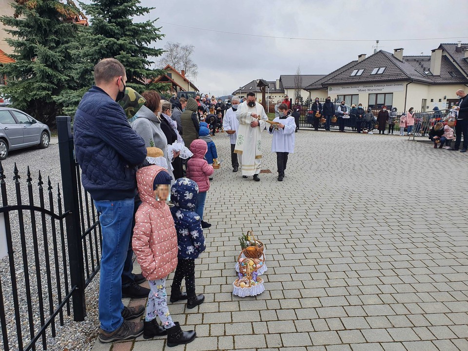 Święcenie pokarmów w parafii im. Brata Alberta w Radwanowicach