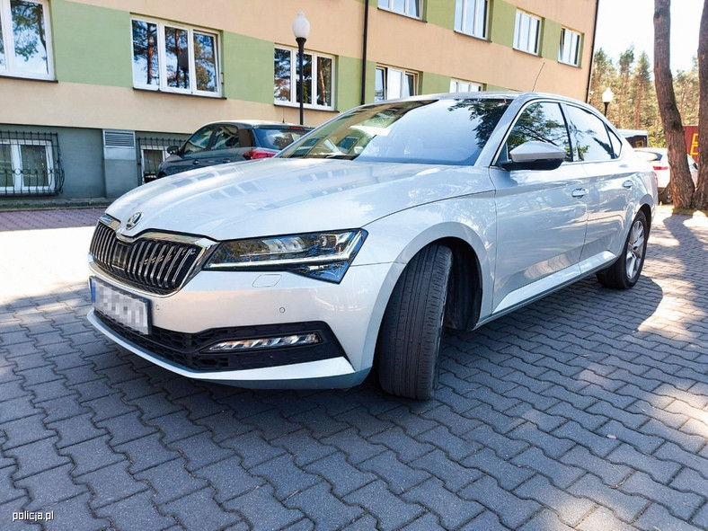 Nieoznakowana policyjna Skoda Superb