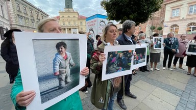 "Stan wyjątkowo nieludzki". Protest przed siedzibą PiS w Lublinie 