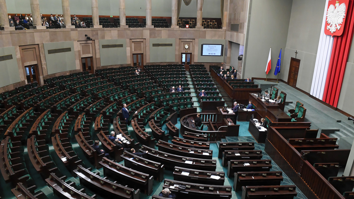 Sejm uchwalił nowelizację ustawy o służbie zagranicznej, która wprowadza negatywną przesłankę zatrudnienia w MSZ dla byłych współpracowników organów bezpieczeństwa z lat 1944-1990.