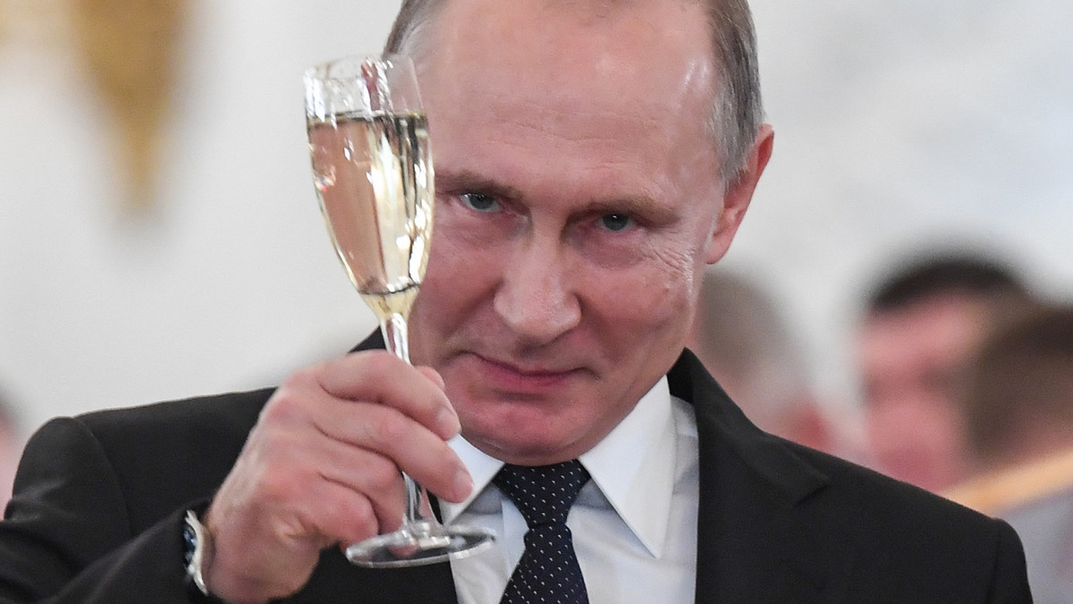 Ameryka sama strzela sobie w stopę. “W Moskwie strzelają korki od szampana”