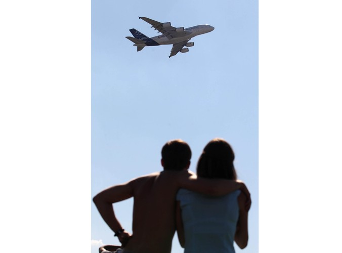 Para młodych ludzi podziwia Airbusa A-380