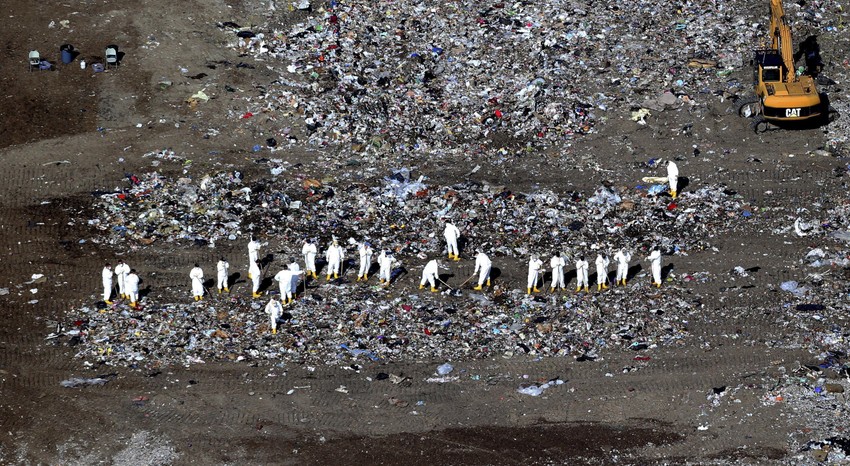 Istražitelji pretražuju mesto nakom su bačeni kompjuter i ranac