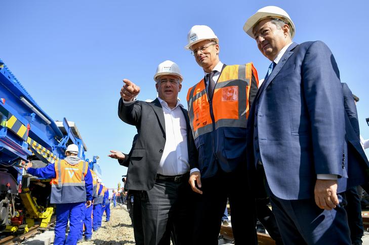 Ezen a képen Kósa Lajos Fidesz-alelnök (balról), Szijjártó Péter külügyminiszter és Mészáros Lőrinc látható 2020. szeptember 18-án: az üzletember kezén láthatóan nyoma sincs az ékszernek /Fotó: MTI - Czeglédi Zsolt 