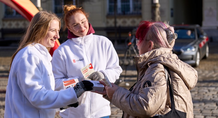 Pierwsze czujki rozdano już w piątek, 16 stycznia, na wrocławskim Rynku.