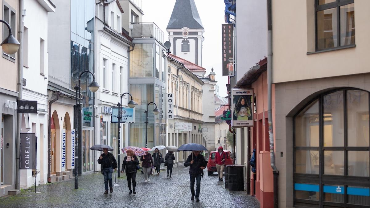 Ľudia s dáždnikmi počas dažďa