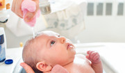  Kąpiel noworodka - jak wygląda? Przygotowanie do kąpieli i temperatura wody 