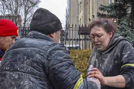 Mieszkańcy Charkowa pomagają kobiecie rannej w ostrzale miasta