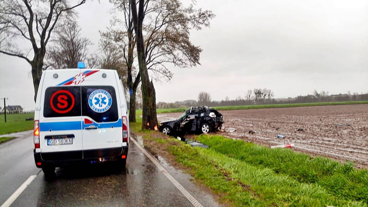 W woj. kujawsko-pomorskim doszło do tragedii. Samochód osobowy uderzył w drzewo. Zginęła jedna osoba, druga została ranna.