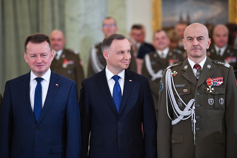 Mariusz Błaszczak, Andrzej Duda oraz gen. Rajmund Andrzejczak. Listopad 2022 r.