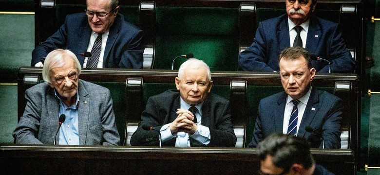 Zaskakująca zmiana w ławach PiS. Kto teraz siedzi obok Jarosława Kaczyńskiego?