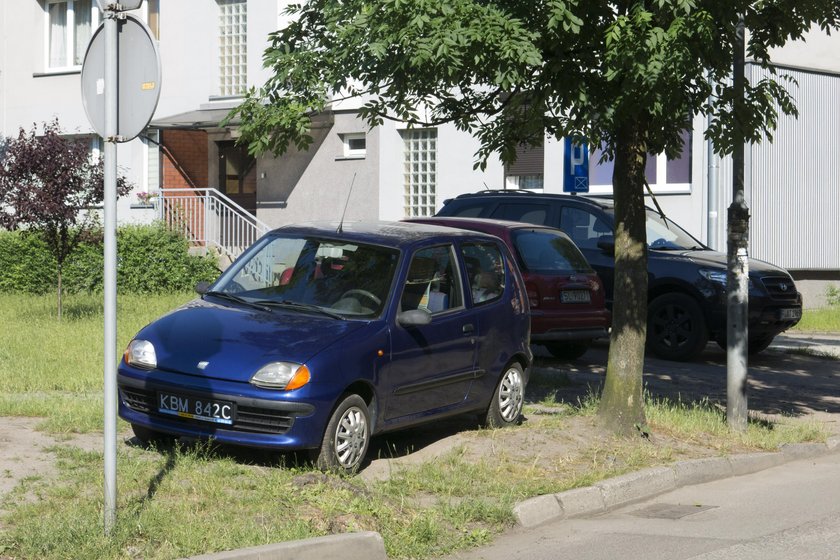 Zatłoczone parkingi w dzielnicy Halemba