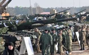 Miłosz: Kto obroni armię przed ministrem obrony?