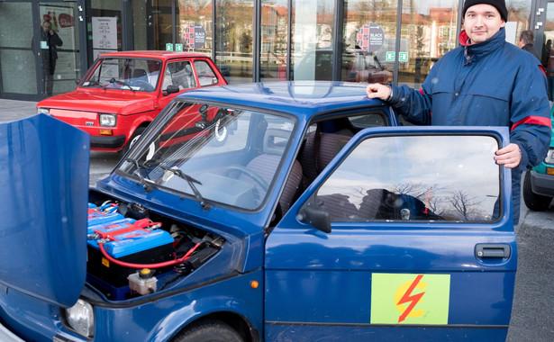 Tomek Atomek i jego Tesla domowej roboty. Zapaleniec z Bielska-Białej przerobił fiata 126p na auto elektryczne