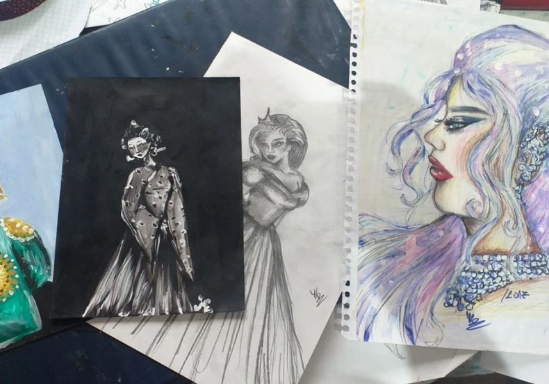 Prenosi lepotu žene na papir. 