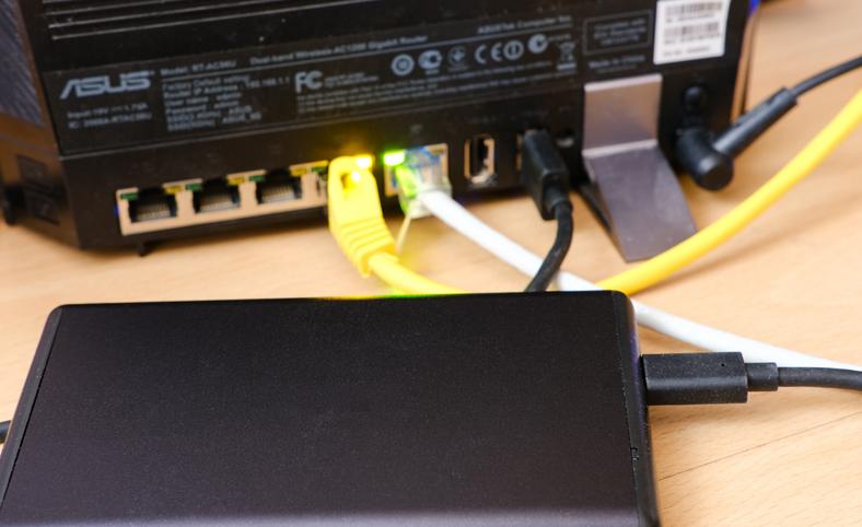 Zewnętrzny dysk twardy podpięty do portu USB routera z rozbudowanym oprogramowaniem to najprostszy sposób na domową chmurę i serwer multimediów.