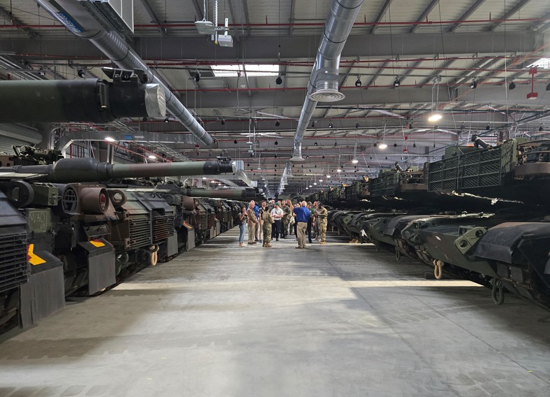Czołgi M1A2SEPv3 Abrams w magazynach APS-2 w Powidzu. To najnowszy, zamówiony również przez Polskę wariant legendarnego czołgu. Pierwsze wozy dla Wojska Polskiego dotrą do naszego kraju prawdopodobnie już w tym roku.