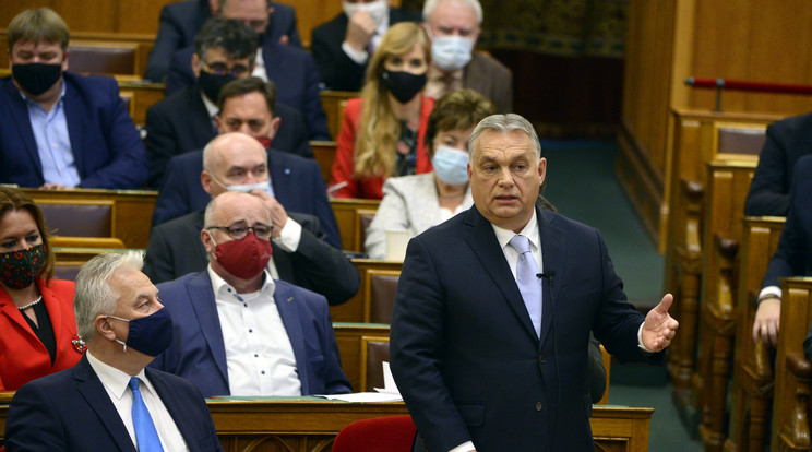 Orbán Viktor miniszterelnök azonnali kérdésre válaszol az Országgyűlés plenáris ülésén 2021. december 6-án. Mellette Semjén Zsolt miniszterelnök-helyettes (b) / Fotó: MTI/Kovács Attila