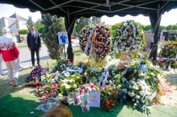 Szczególny gest na pogrzebie Tomasza Jakubiaka. To włożono do jego grobu