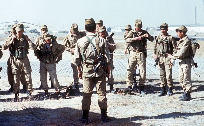 Oddział Specnazu przygotowuje się do walki w Afganistanie, 1988 (fot. Michaił Jewstafiew, CC BY-SA 2.5)