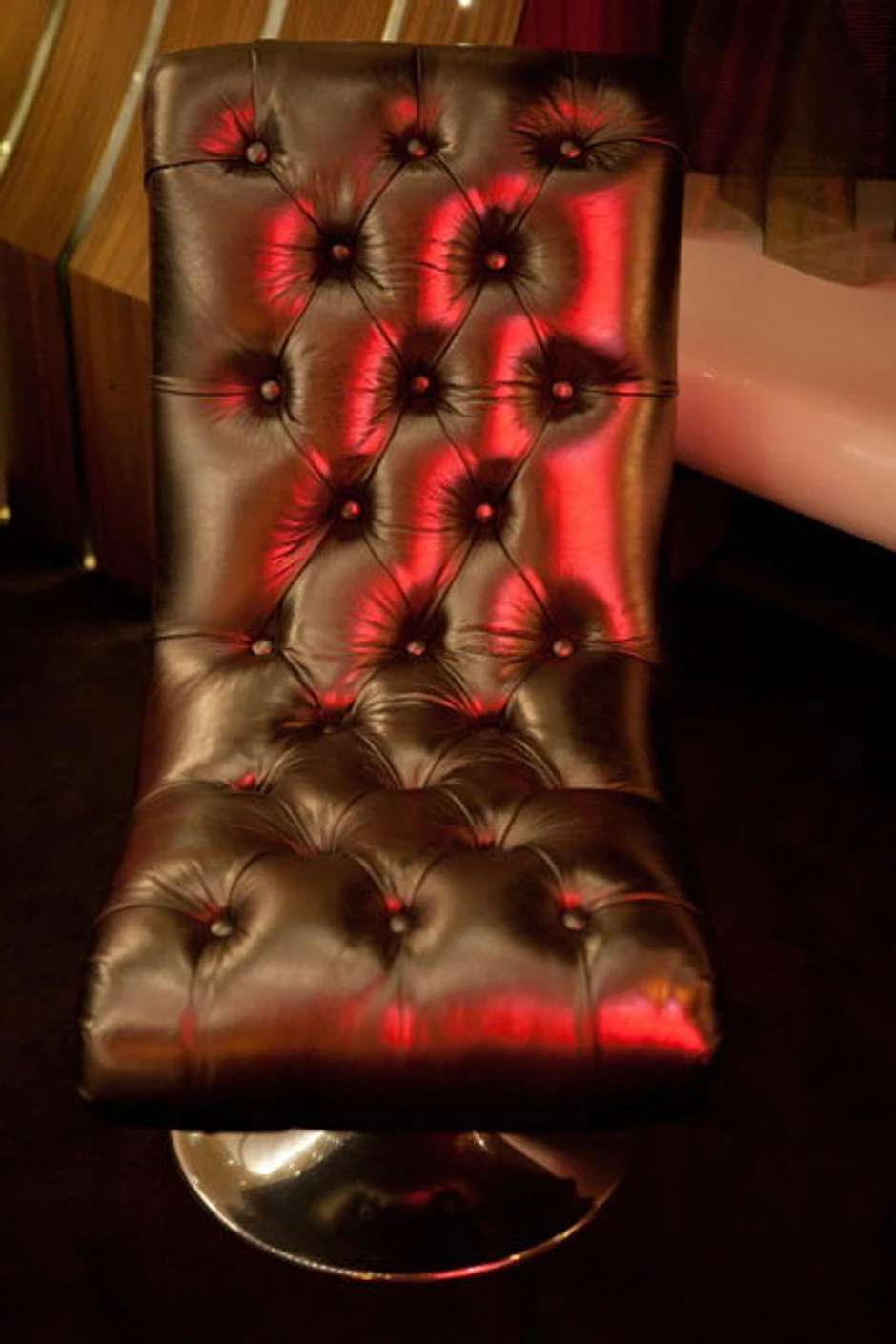 Iz udobne fotelje možete da pogledate sve filmove Džejmsa Bonda