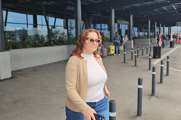 (VIDEO) TORBA OD 3.000 EVRA Ana Bekuta u papučama uhvaćena na aerodromu: Po nju je došao ovaj muškarac