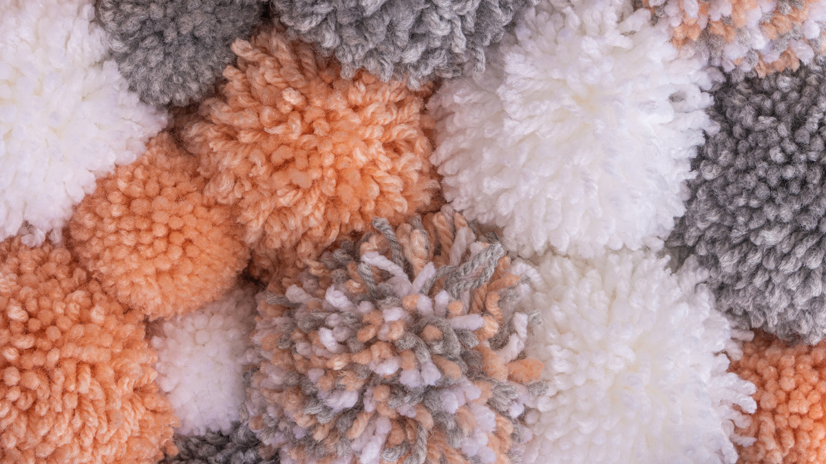 Jak zrobić dywan z pomponów? Potrzebne materiały i koszt - Kobieta