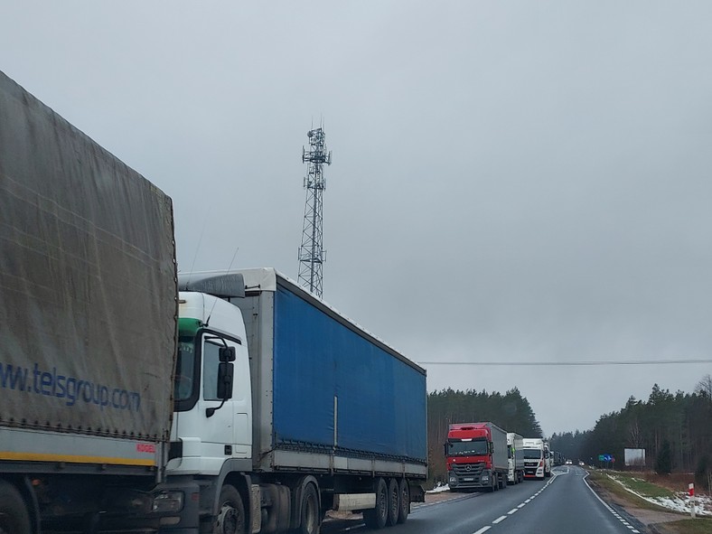 W sobotę po godz. 18 szacowany czas oczekiwania na odprawę na przejściu granicznym w Bobrownikach wynosił 73 h