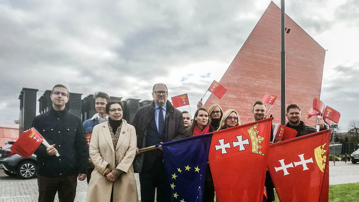 Przed budynkiem Muzeum II Wojny Światowej pojawili się dzisiaj politycy PO, a głos zabrał m.in. prezydent Paweł Adamowicz. - Dzisiaj dyrektor Muzeum, kandydat PiS na kandydata na urząd prezydenta Gdańska, ściąga flagę naszego miasta i flagę Unii Europejskiej. To jest małostkowość – mówił podczas konferencji prasowej. - To jest Polska, nie Bruksela – skandowali w odpowiedzi przedstawiciele Młodzieży Wszechpolskiej.