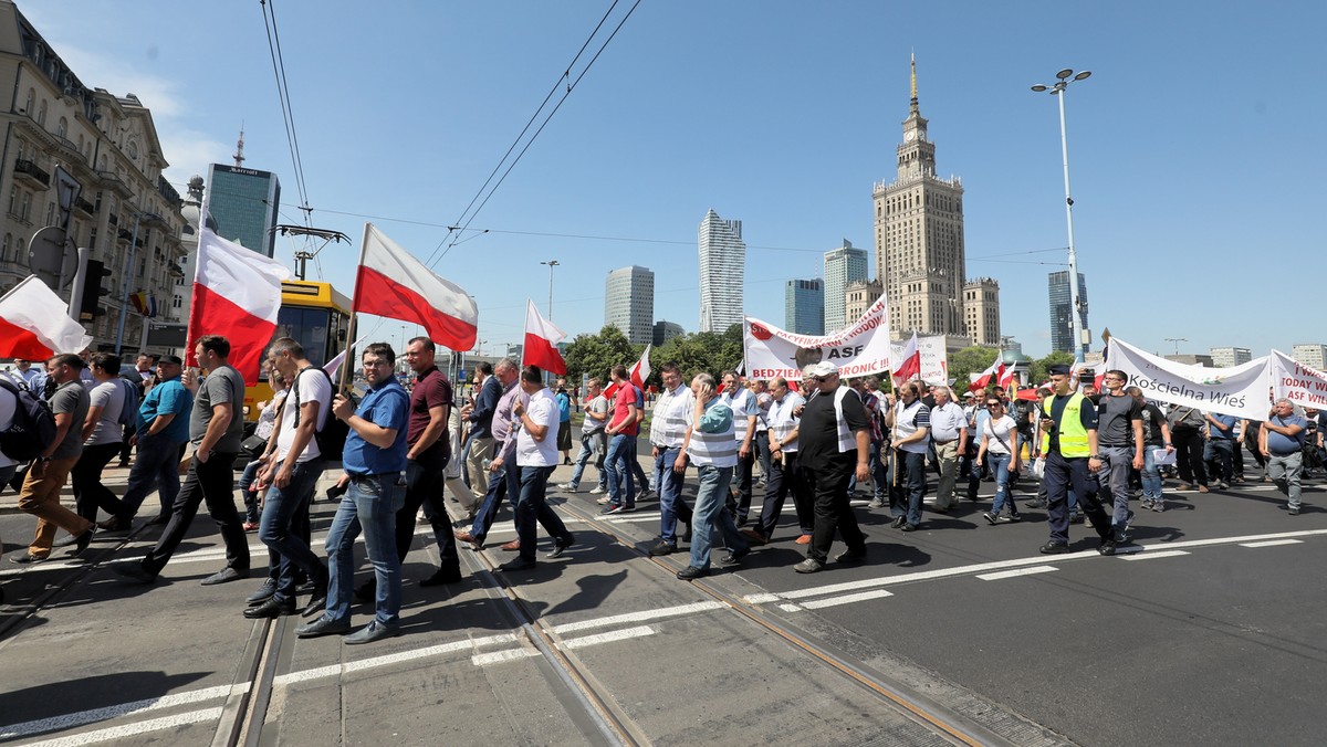 W Warszawie odbył się protest rolników, którego głównym organizatorem była Unia Warzywno-Ziemniaczana. Chcą m.in. zmiany na stanowisku ministra rolnictwa, badania pochodzenia towarów, a także wypłaty odszkodowań dla rolników w związku Afrykańskim Pomorem Świń oraz walki z tym wirusem. Przedstawiciele protestujących złożyli w Kancelarii Prezesa Rady Ministrów pismo z postulatami, których spełnienia się domagają.