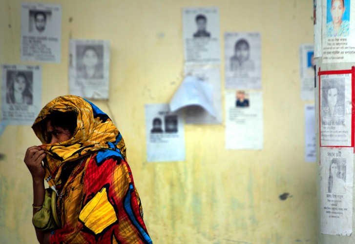 Rodziny naklejają na murach wokół miejsca katastrofy plakaty ze zdjęciami zaginionych bliskich