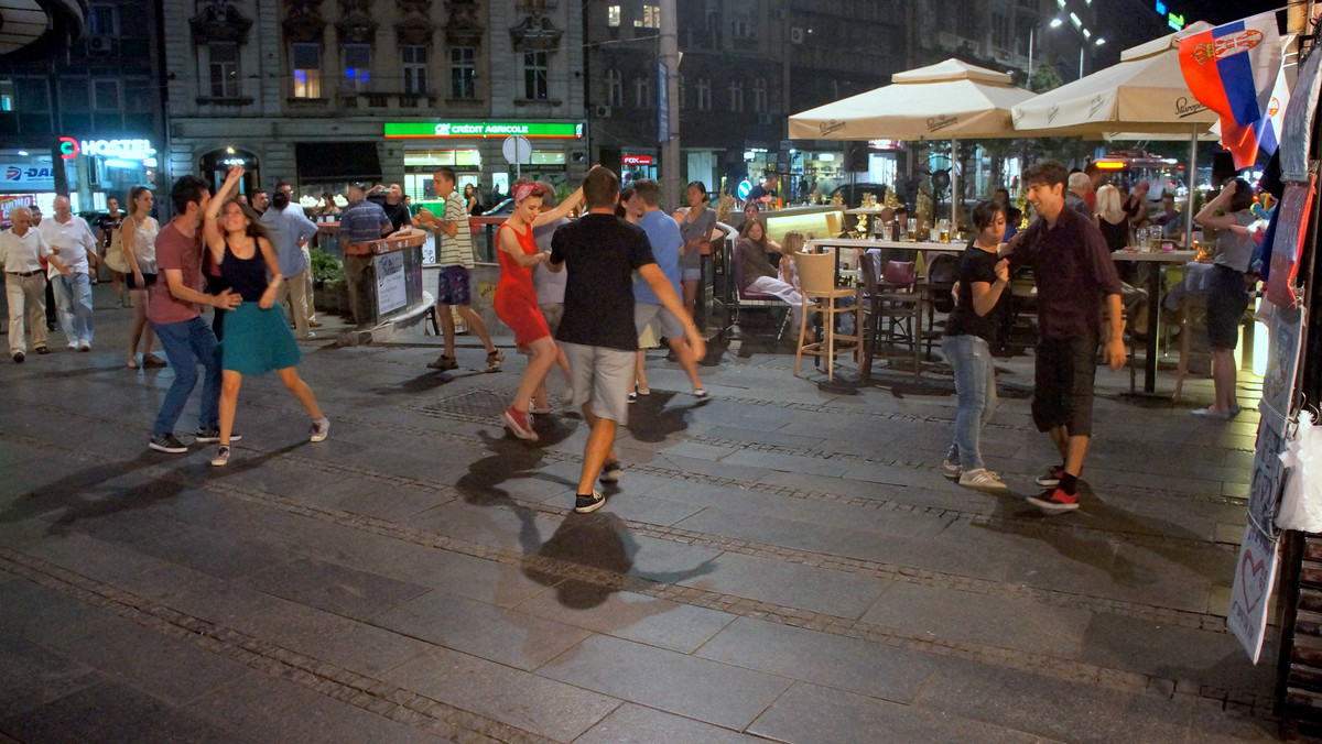 Pokonanie trasy Chyżne-Belgrad zajmuje niespełna 9 godzin. Warto to zrobić. Stolica Serbii to miasto z duszą. A do tego jest co zobaczyć. Jest gdzie się napić i zabawić. Nie ma zbyt wielu turystów. Przynajmniej z Anglii. I ostatnie, ale nie najmniej ważne - wciąż jest sporo taniej niż w Polsce.