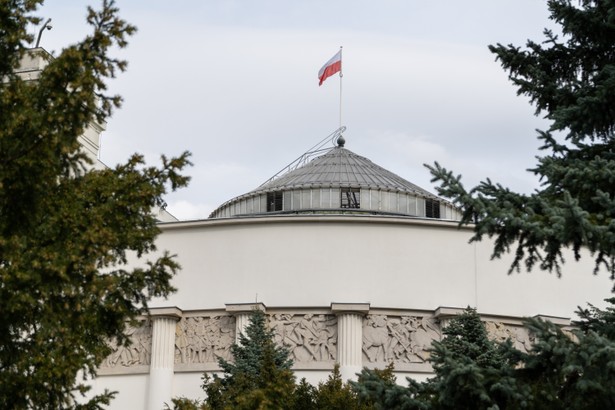 Spodziewamy się, że dzisiaj w nocy barierki otaczające do tej pory Sejm znikną, choć już zostały przez policję odbezpieczone, rozmontowane. Ta procedura powinna za chwilę ruszyć - powiedział w poniedziałek w Sejmie nowo powołany marszałek izby Szymon Hołownia.