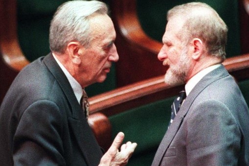 Tadeusz Mazowiecki i Bronisław Geremek podczas posiedzenia Sejmu, który obradował 21.10.1997 fot. PAP/CAF Andrzej Rybczyński