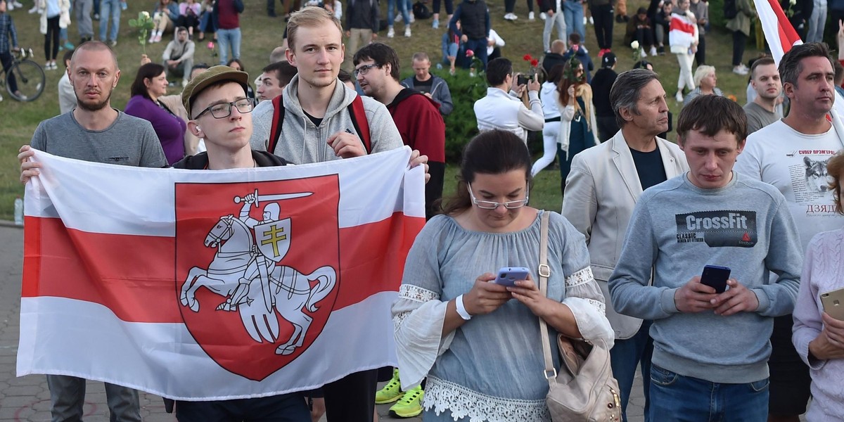 Manifestacja przed gmachem telewizji państwowej