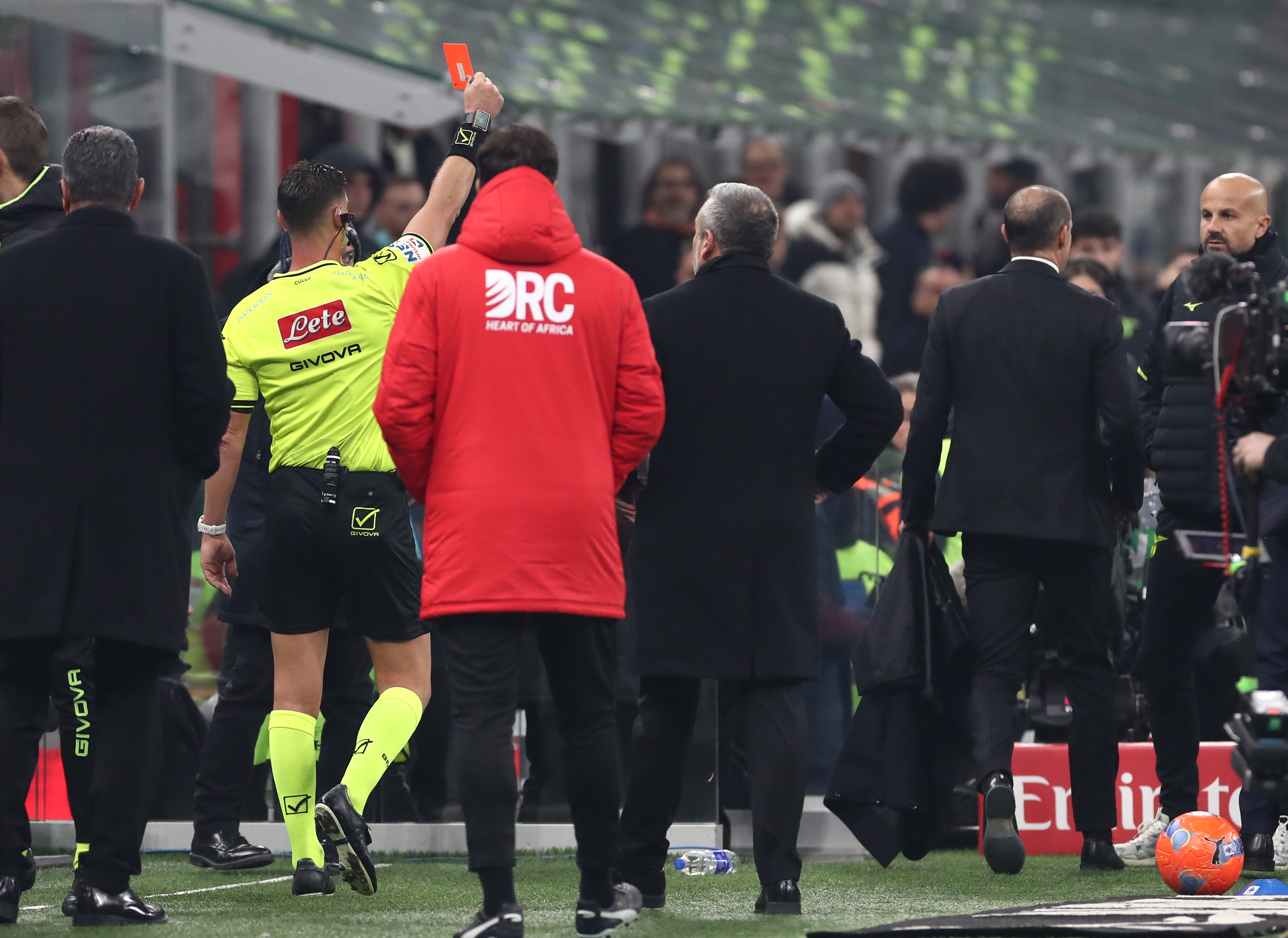 Allegri espulso, poi quasi alle mani con l'assistente di Sarri