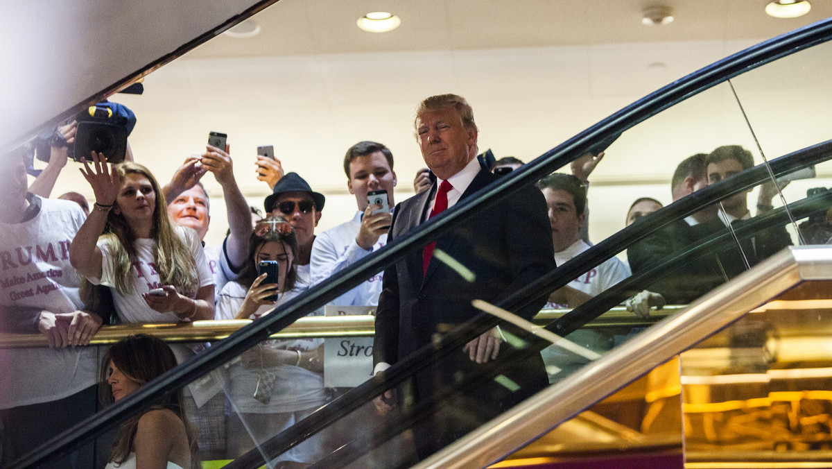 Trump zjeżdża po schodach ruchomych, czyli 10 sekund, które odmieniło Amerykę