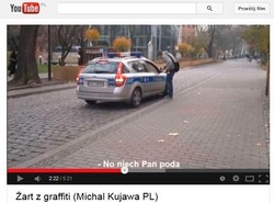 Graficiarz sprawdza poczucie humoru policjantów [WIDEO]