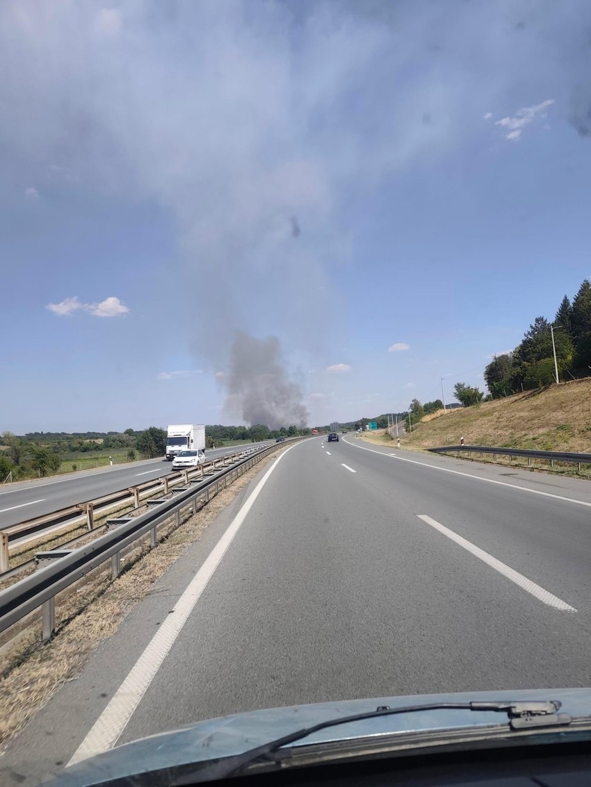 Požar pored auto-puta kod Umčara